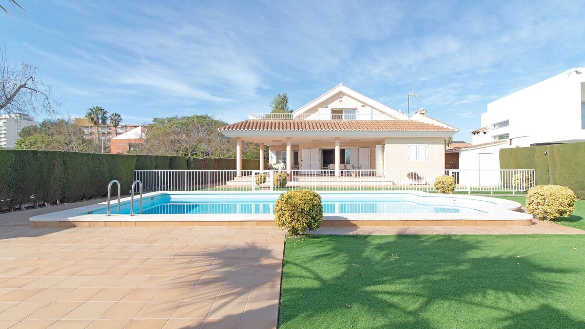 Almarda Ski Chalet | Global Properties: Frontline beach villa with private pool