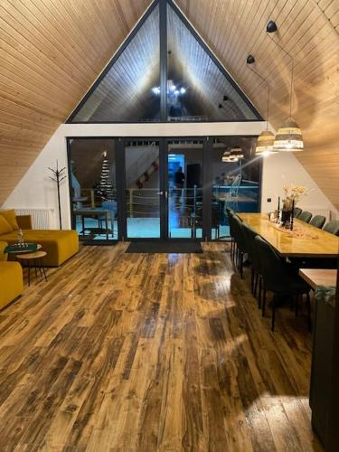 Calatele Ski Chalet | Gloria’s Cabin - A frame cabin