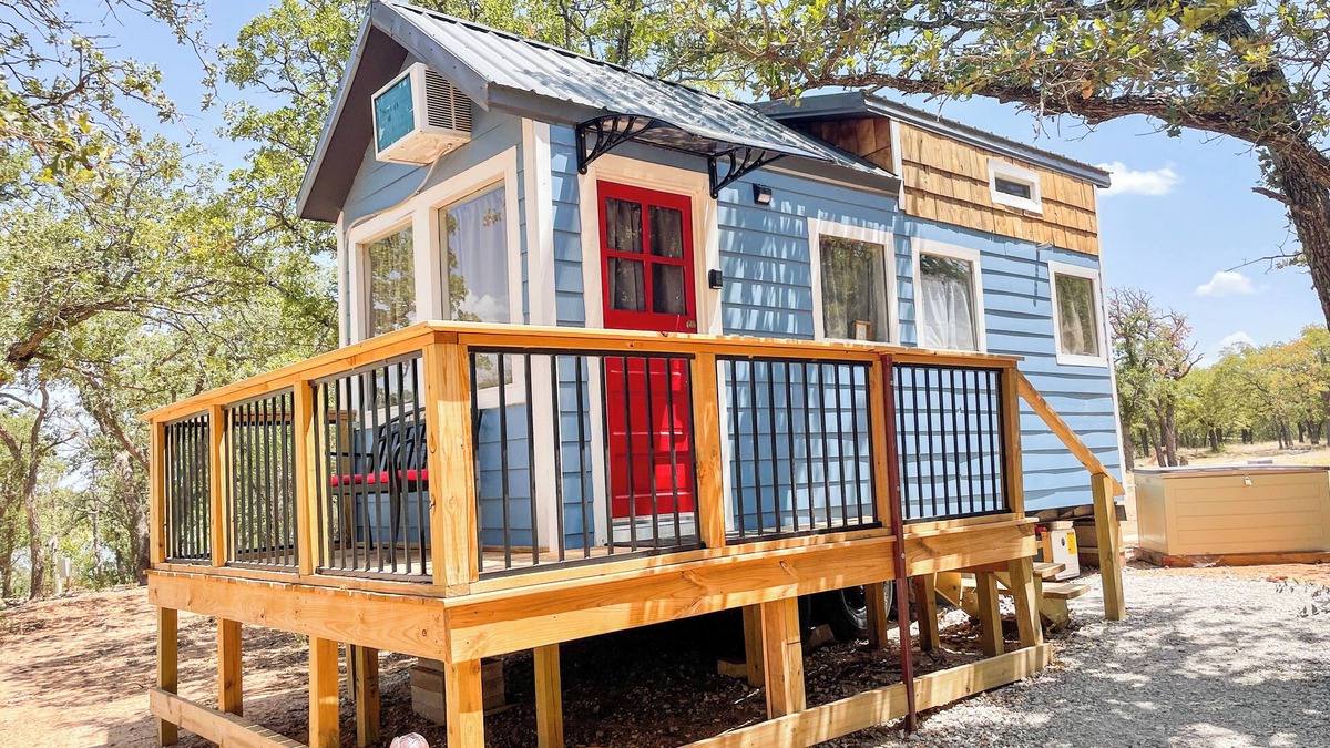 Eastland Cabin | Glorious 3 Lake Eastland Glamping Tiny Town Wyld Byrd