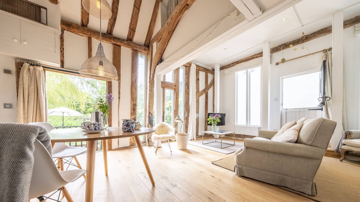 Stowmarket Apartment | Glorious open-plan thatched barn with abundant natural light - Buxhall Byre