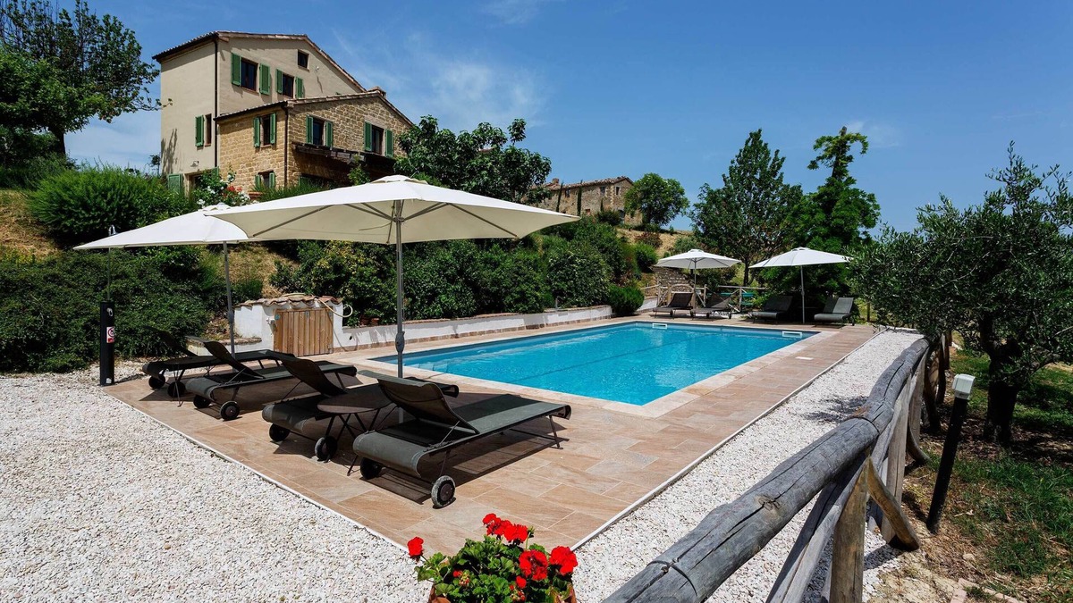 Monte San Martino Villa | Glorious Views, beautiful Holiday home, Heart of Italy 6 bedrooms, private pool