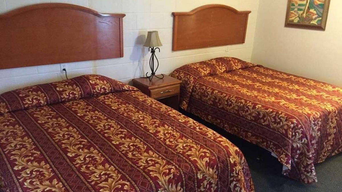 Fairview Hotel | Gloss Mountain Escape! Stay at Knights Inn Fairview! Pet-Friendly, Free Parking