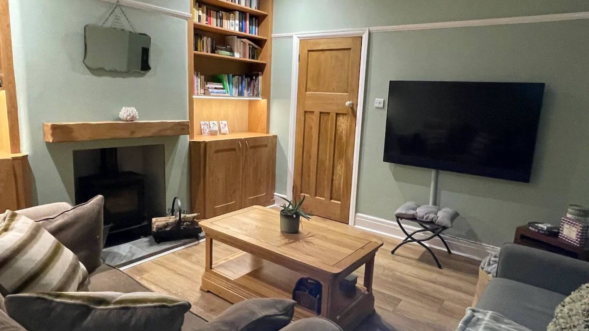 Padfield House | Glossop Retreat - Pet-Friendly | Perfect for 6| Pass the Keys