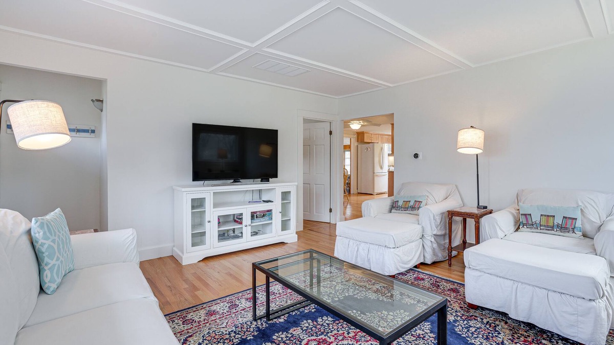 Gloucester House | Gloucester Home w/Large Yard: 1 Mi to Beach!