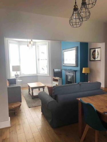 Horfield House | Gloucester Rd 2 mins away - Fab, new, trendy house
