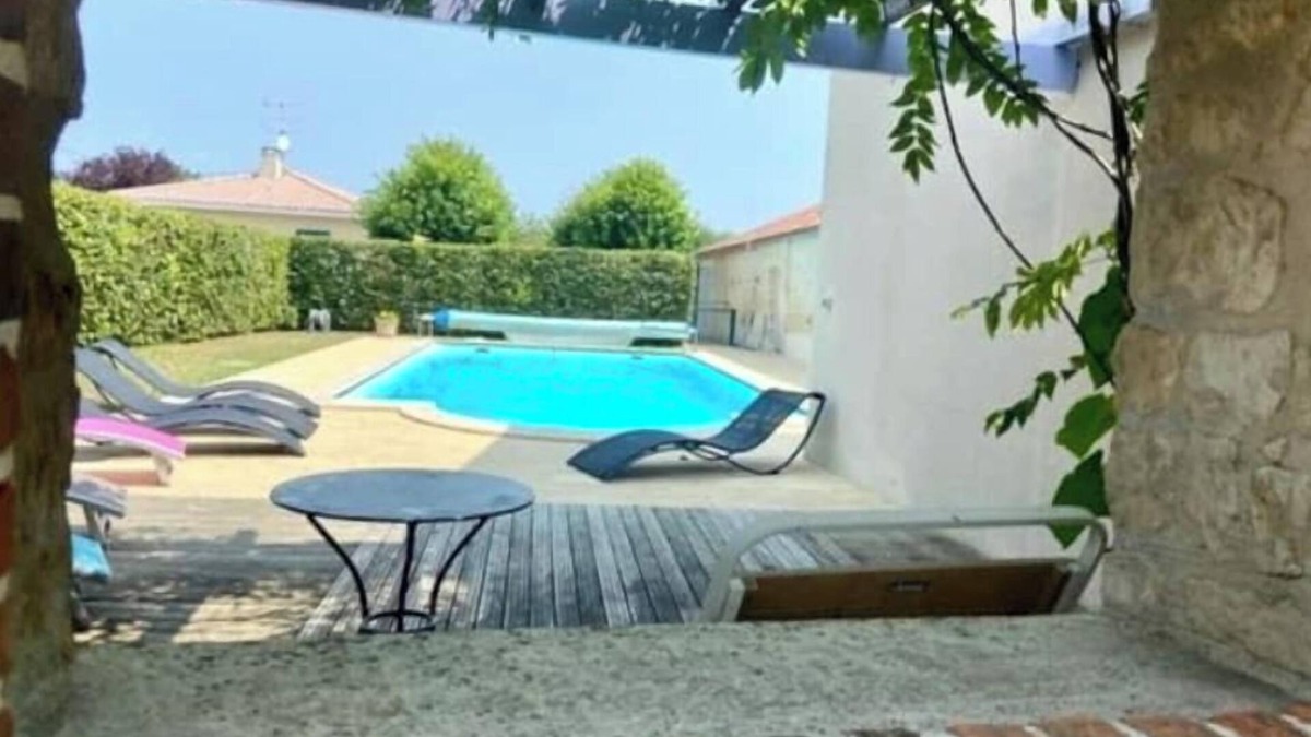 Nalliers House | Glycine, gîte sleeps 7