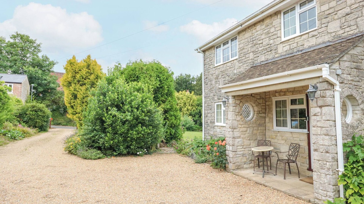 Dorchester Cottage | GLYDE HOUSE, pet friendly, with a garden in Dorchester