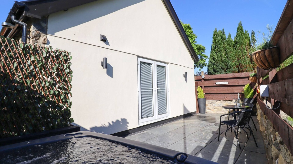 Gwynedd- Snowdonia House | GLYNDWR, romantic, with hot tub in Betws-Y-Coed