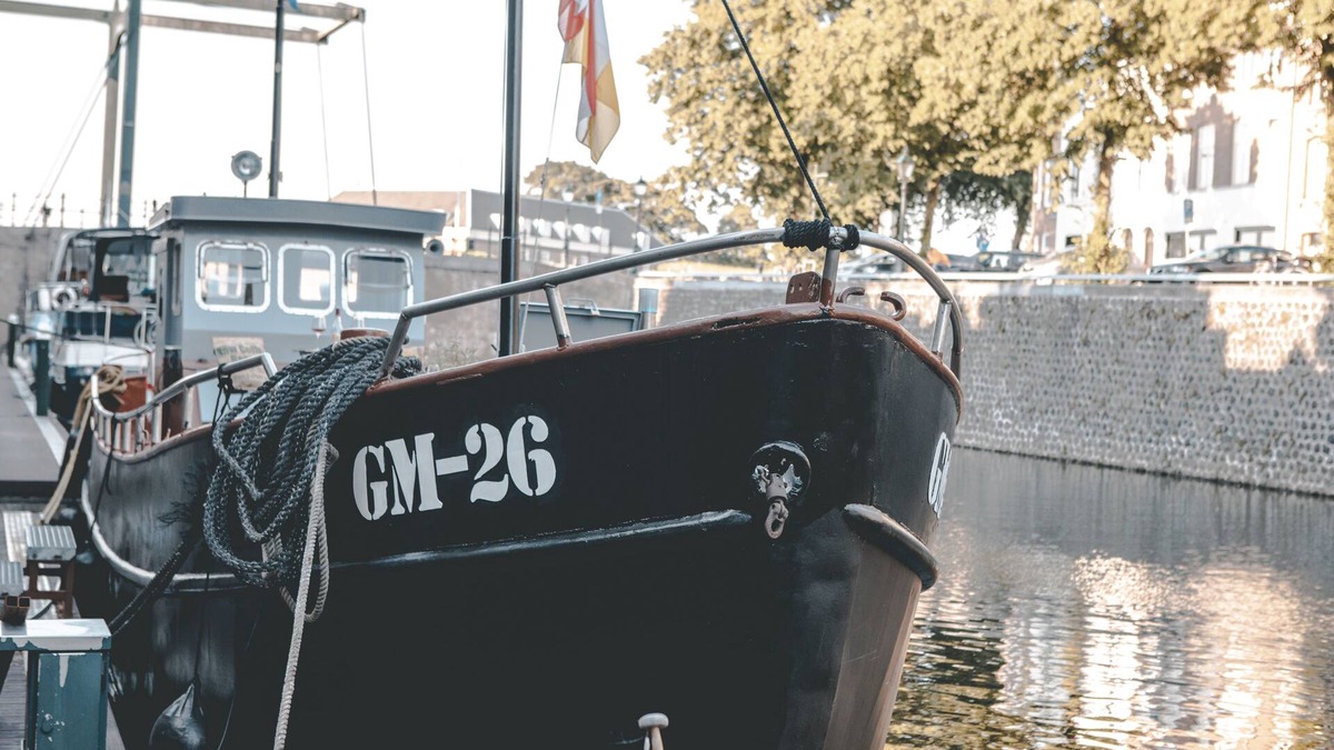 's-Hertogenbosch Boat Rental | GM-26 Old Ship in the middle of city center 's-Hertogenbosch
