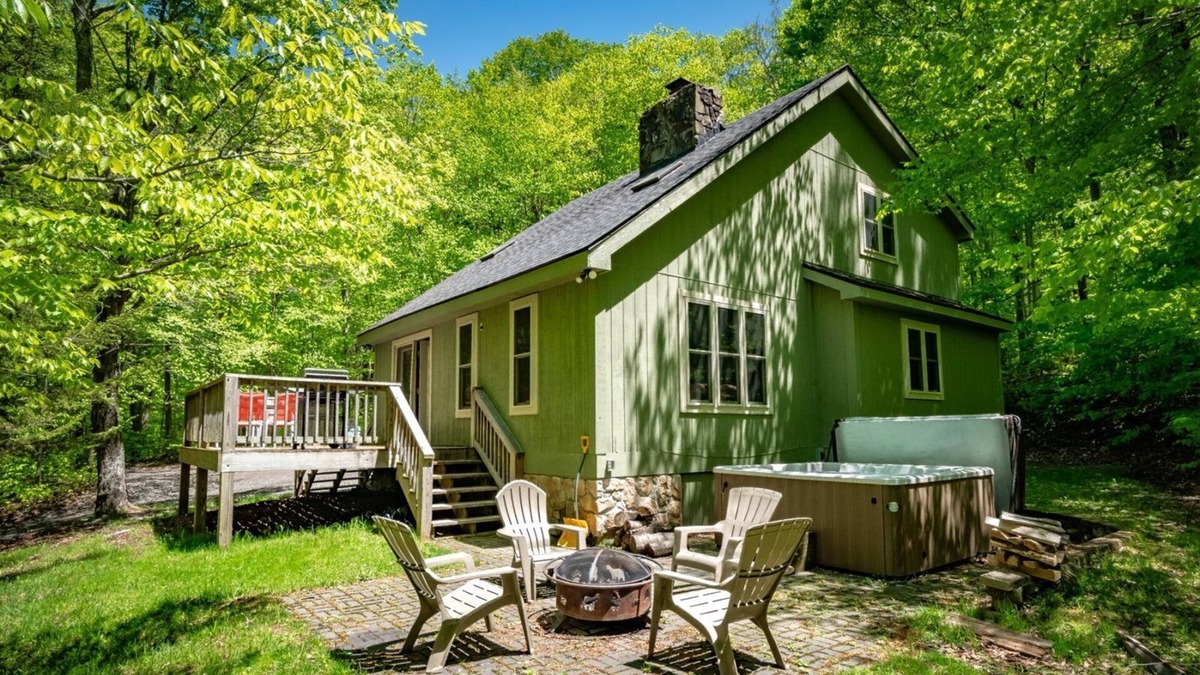 Old Timberline House | Gnarnia - 434 Cabin Mountain RoadnnGnarnia - Air Conditioning, Lake Access, Fire Pit, Hot Tub