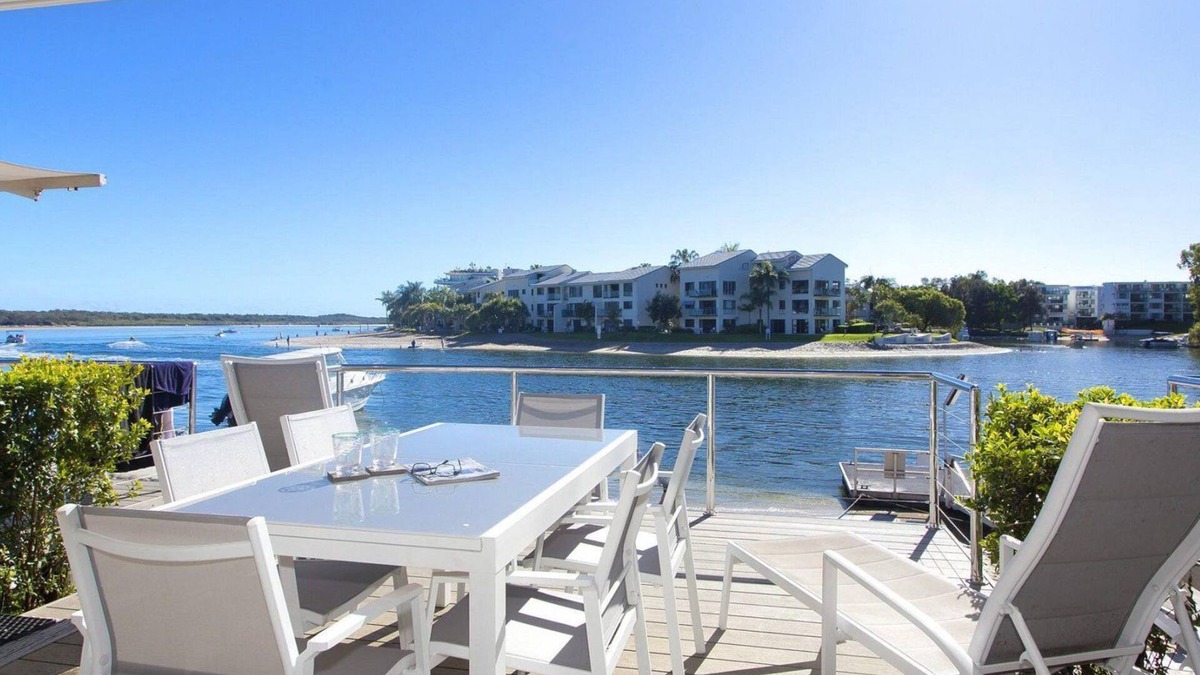 Noosaville House | Go for a swim, or cast a line