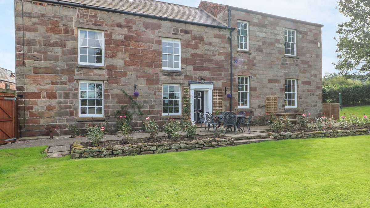 Frodsham Cottage | GODSCROFT HALL, family friendly, with a garden in Frodsham