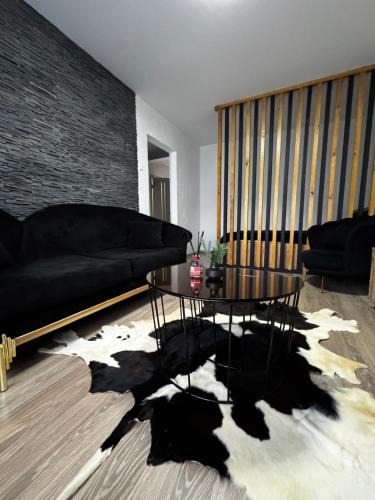 Kedainiai Apartment | Gold & Black