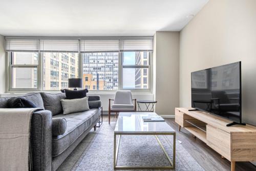 Streeterville Apartment | Gold Coast 2BR w Gym Roof nr Water Tower CHI-389