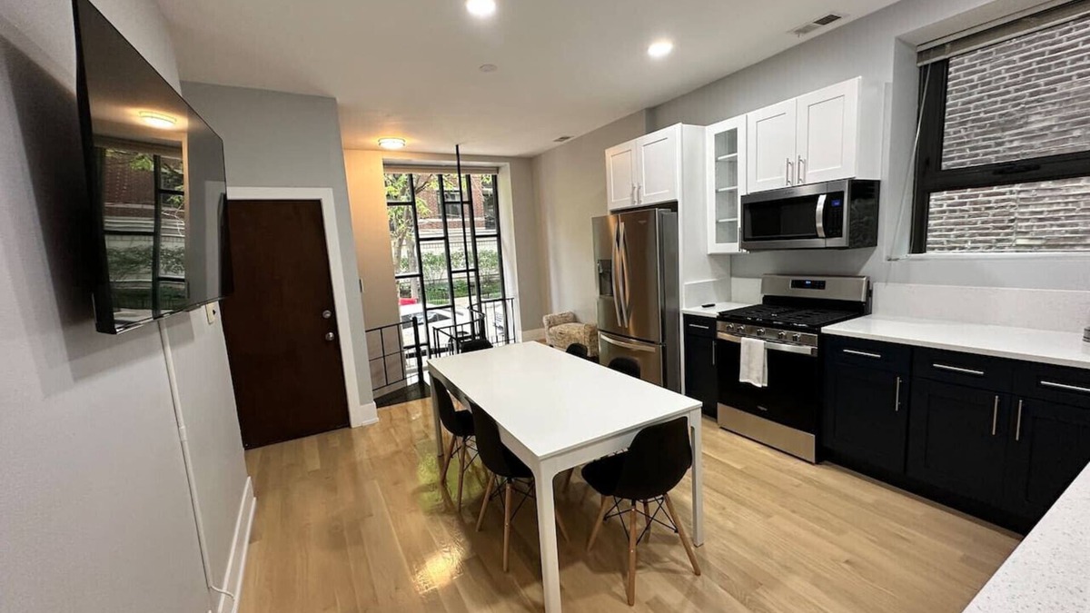 Rush and Division Condo | Gold Coast/Downtown Hideaway