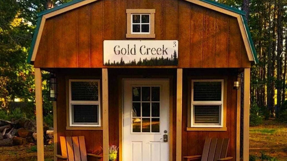 Cave Junction Cabin | Gold Creek Cabin 3 - Restrooms and Showers are only a short walk away.