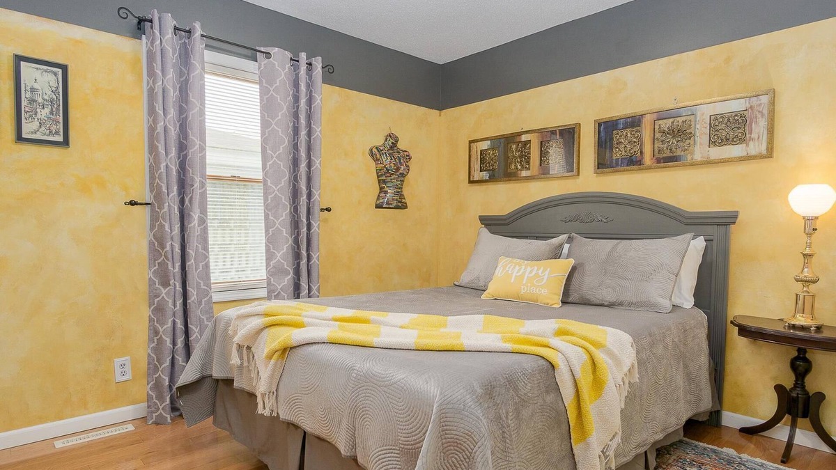 Newaygo Apartment | Gold Room at Newaygo Bed & Breakfast