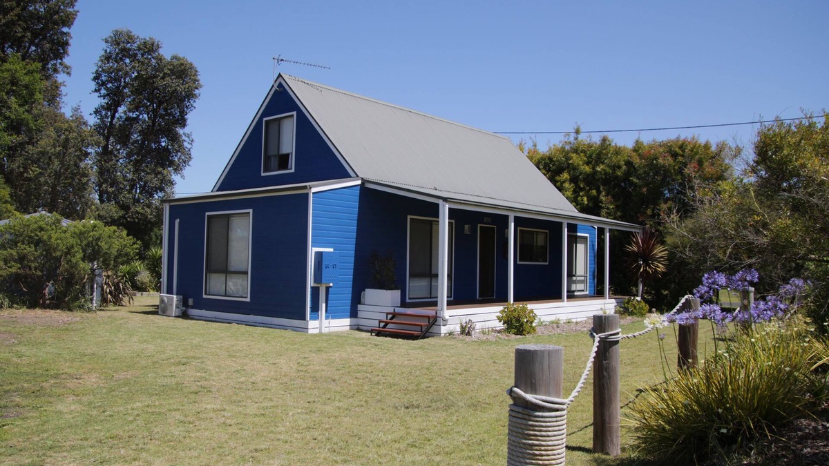 Golden Beach House | Golden Beachhouse - 5 mins from 90mile beach and shops