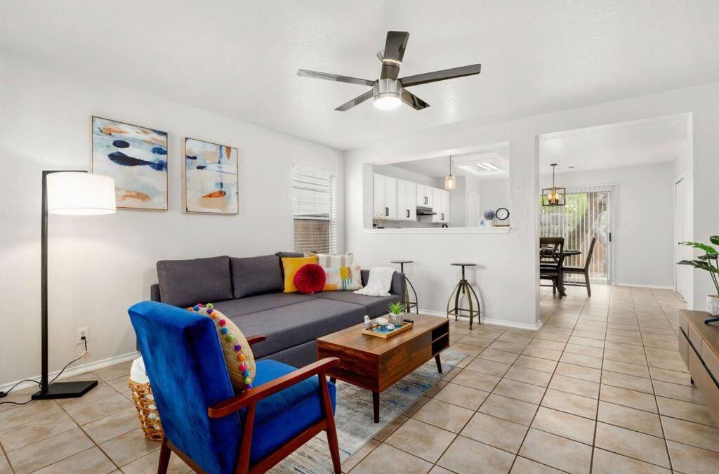 Maverick Creek House | Golden Chest - Modern - UTSA Central - Fast WiFi