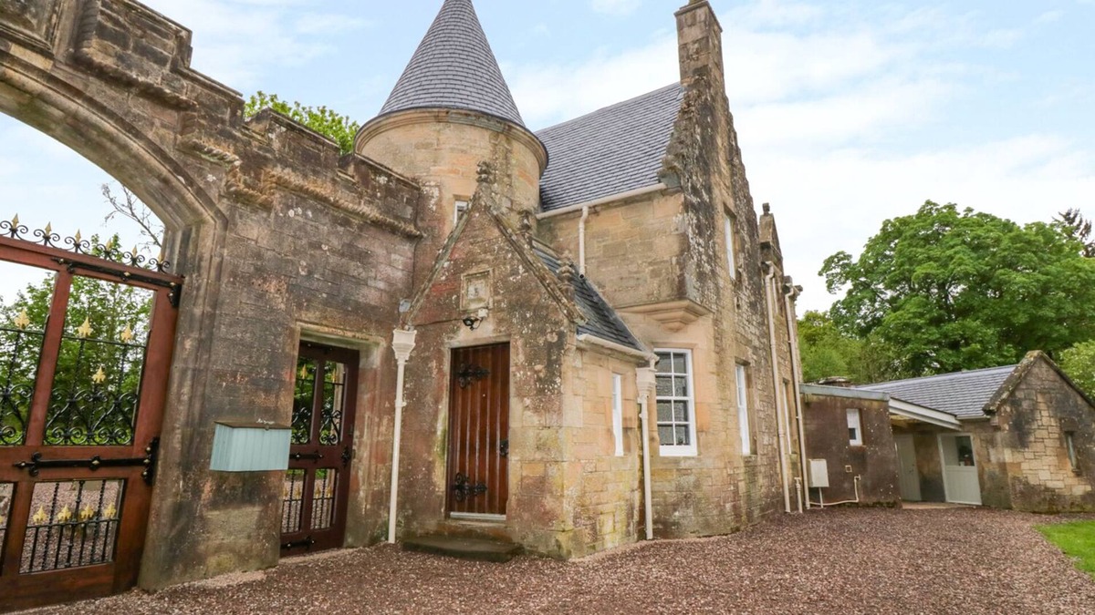 Doune Cottage | GOLDEN GATES LODGE, family friendly, with open fire in Doune
