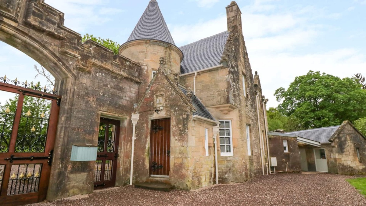 Doune Cottage | GOLDEN GATES LODGE, family friendly, with open fire in Doune