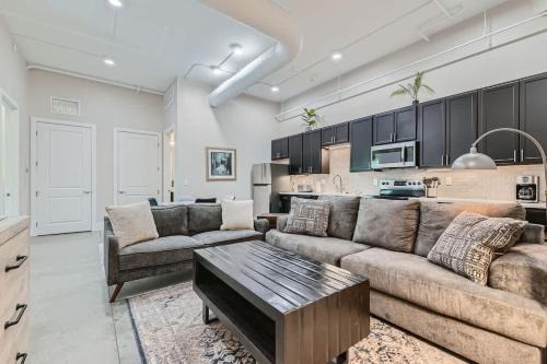 Golden Apartment | Golden Getaway Spacious 2BR Walk to Trails