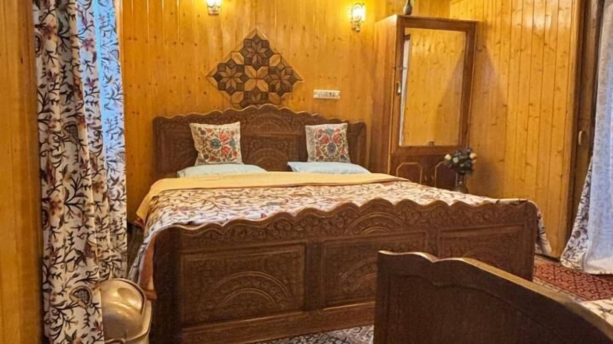 Dal Lake Boat Rental | Golden Hopes Group of Houseboats