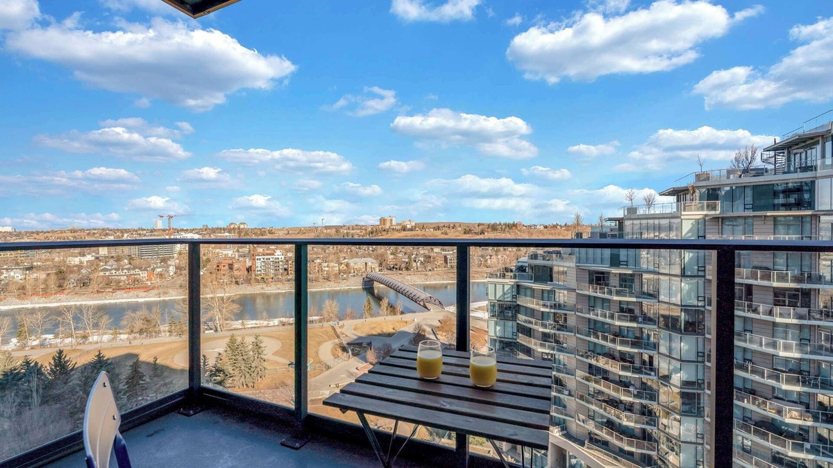 Eau Claire Apartment | Golden Horizon | Luxe Comfort & Iconic City Views