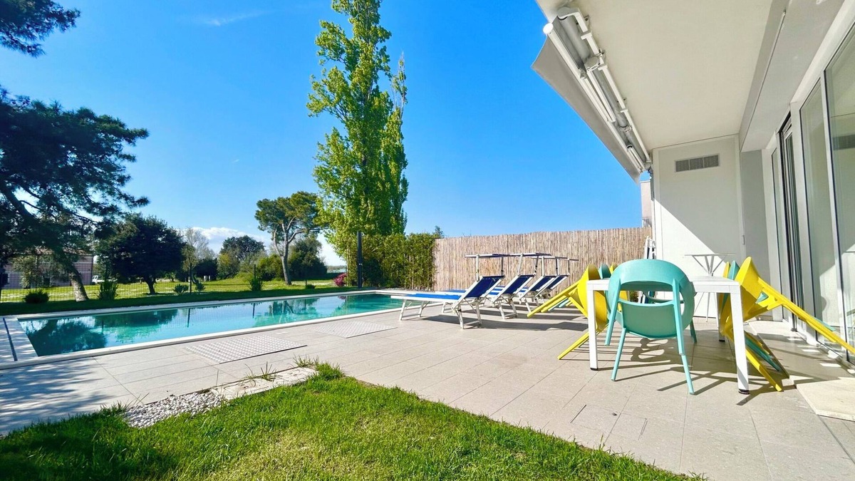 Isola Albarella Villa | Golden hour retreat lagoon view villa with pool