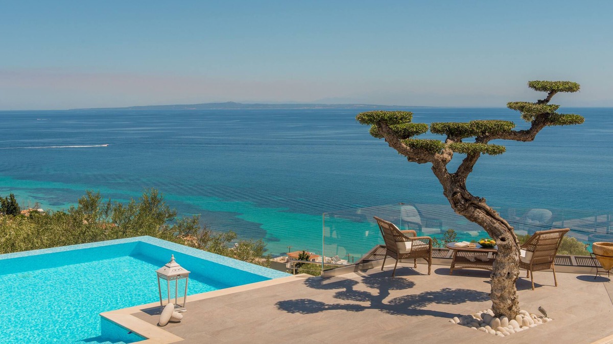 Akrotiri House | Golden July Luxury Villa. An estate in Greece for unforgetable holidays!