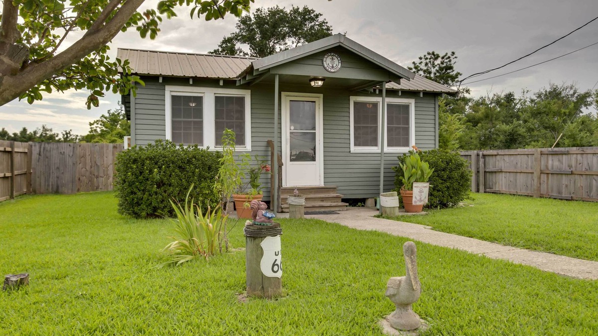 Golden Meadow Cabin | Golden Meadow Getaway: Patio, Grill, and Kayaks!