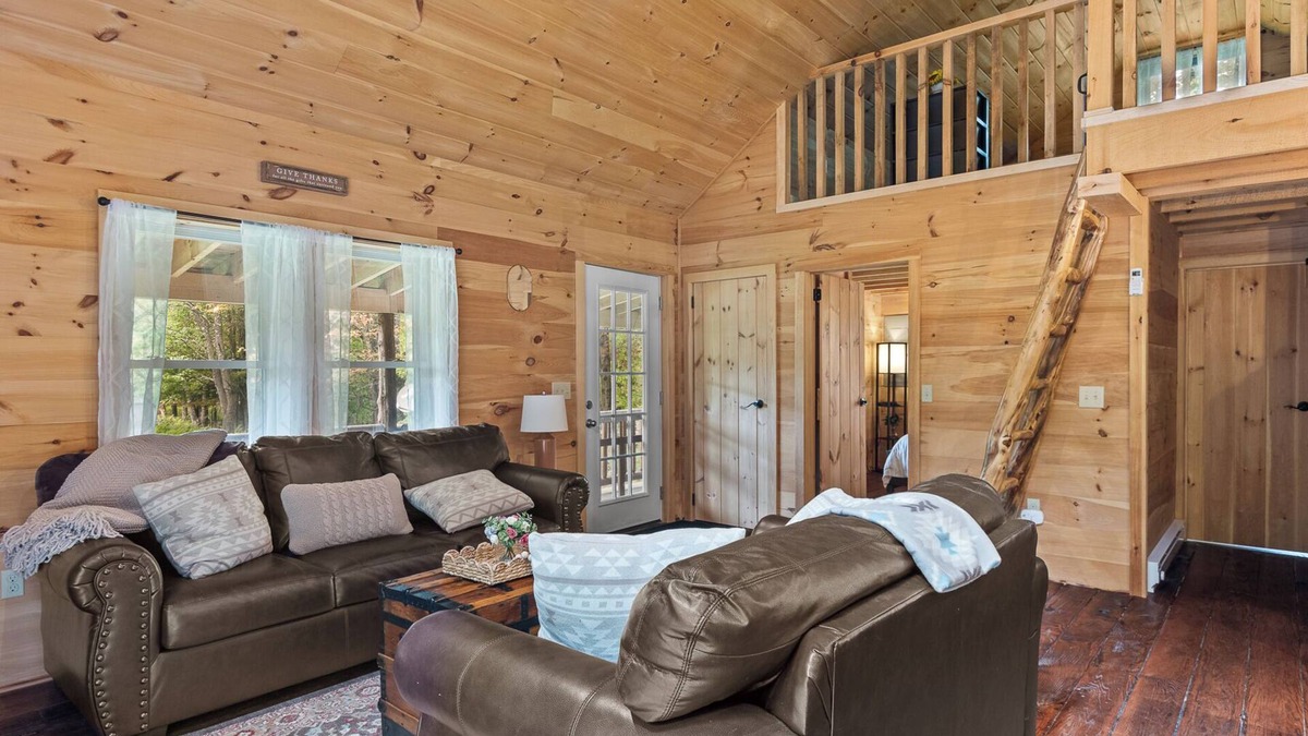 Davenport Cabin | Golden Meadows Brand new Cabin Fire-pit, near all baseball camps
