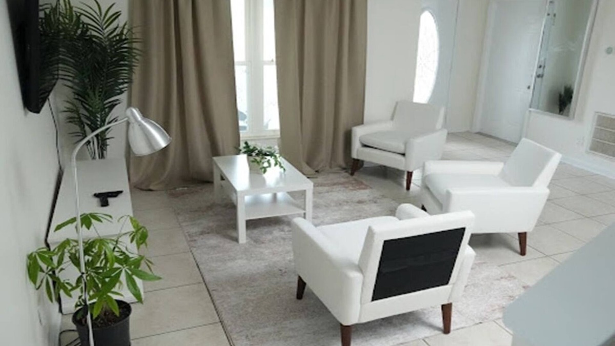 Southwest Orlando House | Golden Palms On Aventura Blvd