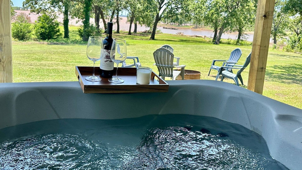 Madill Cabin | Golden Pine - LAKEFRONT getaway Cabin with a Jacuzzi in Texoma Shores Resort