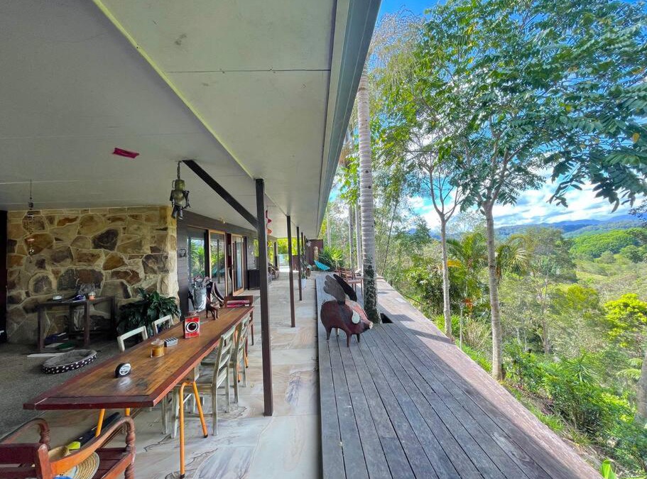 Uki Villa | Golden Retreat Ultimate 5 Bed - Villa & Guesthouse