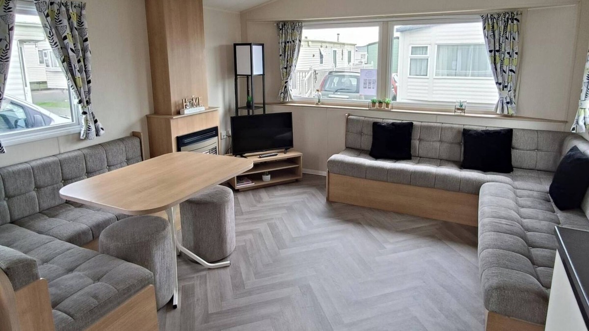 Kinmel Bay Cabin | Golden Sands 3-Bed Caravan, Parking & Pet Friendly