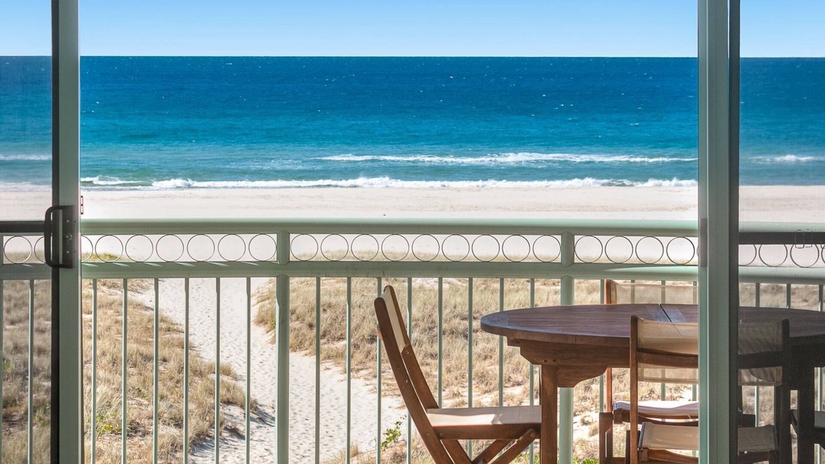 Bilinga Apartment | Golden Sea 12 - Absolute Beachfront Bilinga - Min. 3 Night Stays!