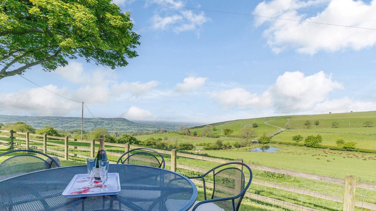 Sutton Cottage | GOLDEN SLACK COTTAGE, family friendly, with open fire in Wincle