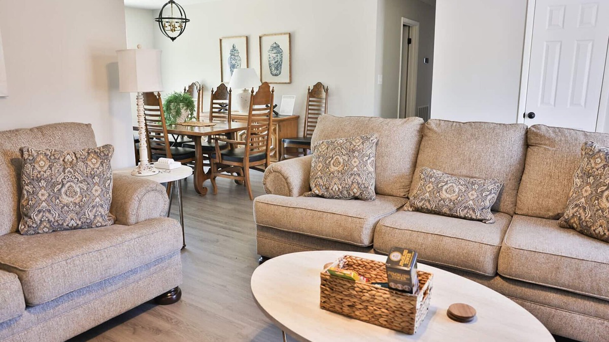 Anniston House | Golden Springs Stepless Rancher with GAMEROOM!