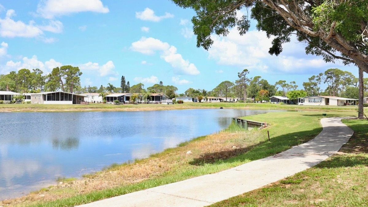 Jacarandas House | Golden Tee - Two Bedroom House, Sleeps 4