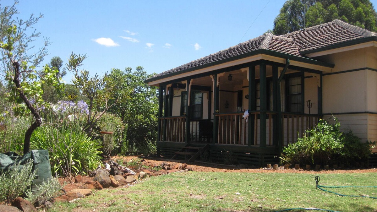Bridgetown Cottage | GoldenRose Cottage ,Quiet quaint w' majestic views of the Valley & stars@ night