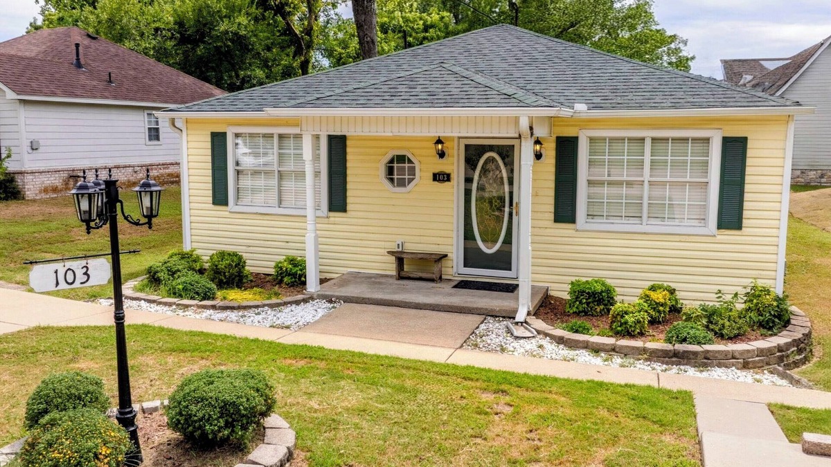 Claremore Cottage | Goldfinch Guesthouse: Charming Family Home Near Lake & Downtown Claremore