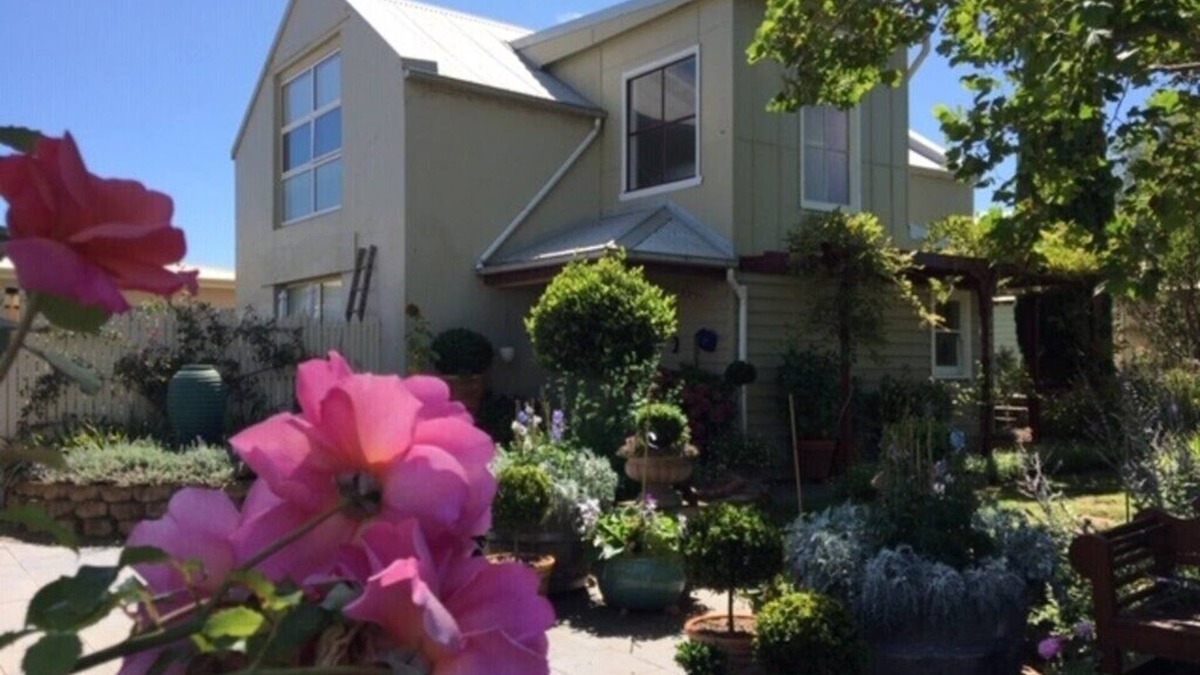 Shipwreck Coast Cottage | Goldicott stables are set in a large garden
