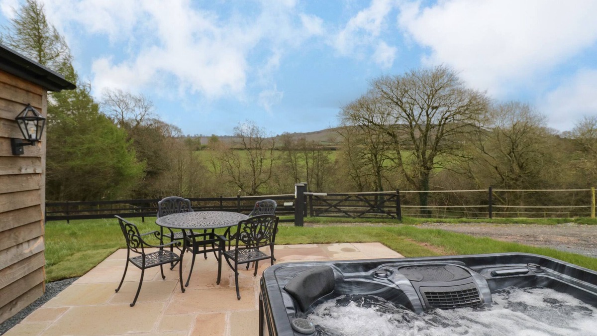 Farden Cottage | GOLDTHORNE LODGE, family friendly, with hot tub in Clee Hill