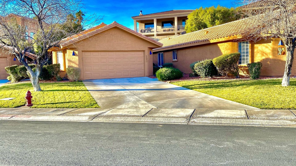 Mesquite House | Golf and Sunny Getaway 3 Bdrm 2 Bath sleeps 6
