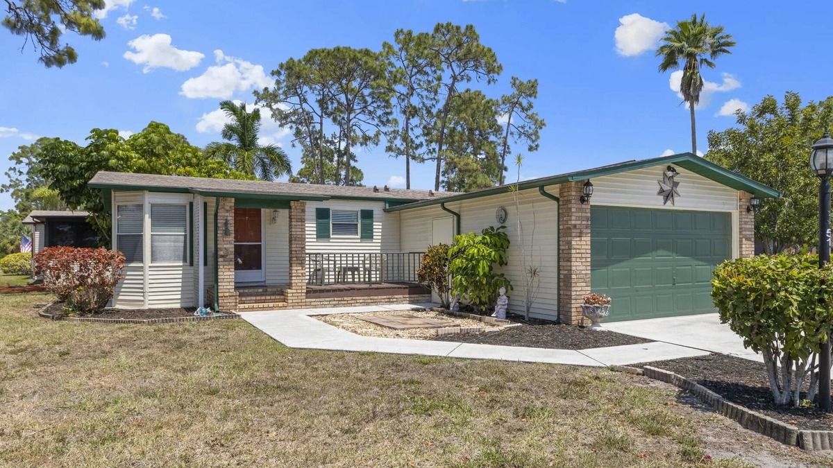 Jacarandas House | Golf & Beach Getaway Home 2/2 with Golf Cart