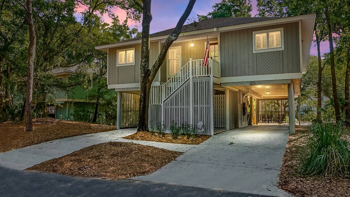 Twin Oaks House | Golf Cart INCLUDED-4 bedroom w 3 Bathrooms -3 min walk to beach & restaurants