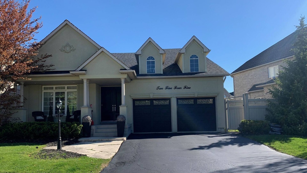 Burlington House | Golf Course & Country Club in a highly desirable neighbourhood