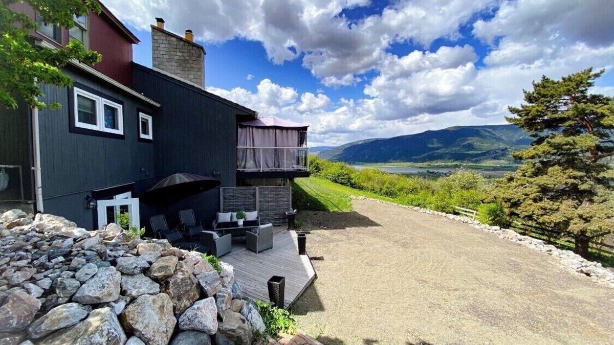 Vernon Apartment | Golf course , mountains and lake views Stepping Stones Retreat