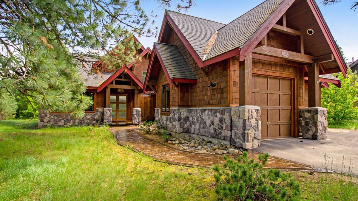 Cle Elum Cabin | Golf-course-view cabin with hot tub, firepit, & grill - near hiking/biking